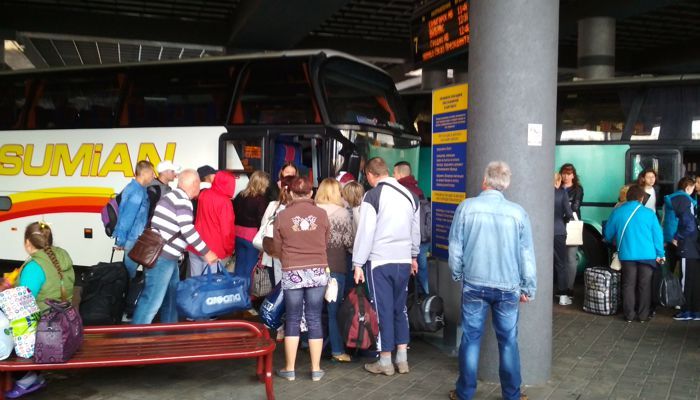 Два наших автобуса отправляются на отдых - идет посадка туристов